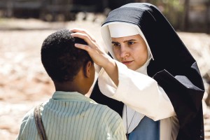 Glória Pires tem uma breve e decisiva participação como a mãe e Bianca Comparato e Regina Braga interpretam a protagonista