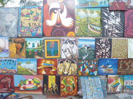 Em Pétion-Ville, haitianos vendem comida, roupas e pinturas