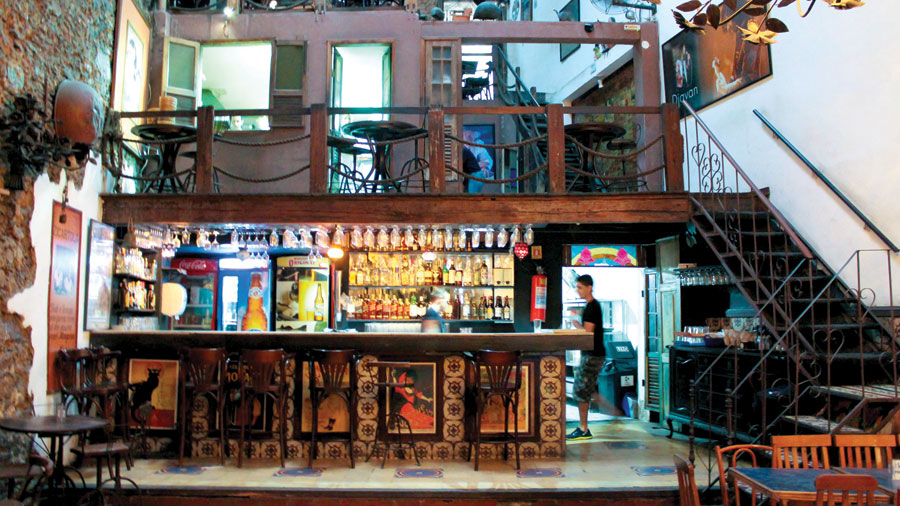 À noite, vale a pena visitar o bar Trapiche Gamboa, ventre do samba de roda e de raiz na região central do Rio de Janeiro