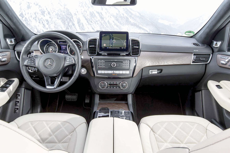 O acabamento e a disposição do interior mostram a idade e não condizem com um carro desse valor