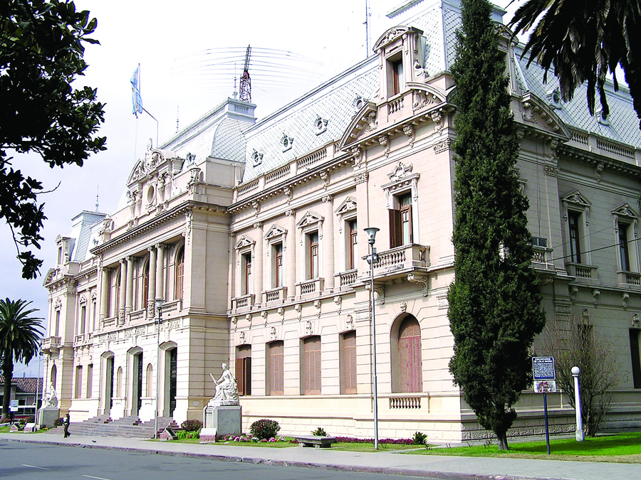 O suntuoso prédio estilo barroco francês foi erguido no século 20 para ser a casa oficial do governo