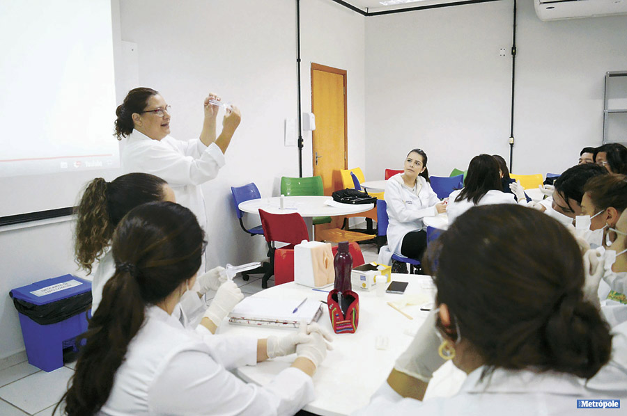 27 - FOTO 2_ Estudantes de Medicina da UniMAX em aula prática de Ginecologia