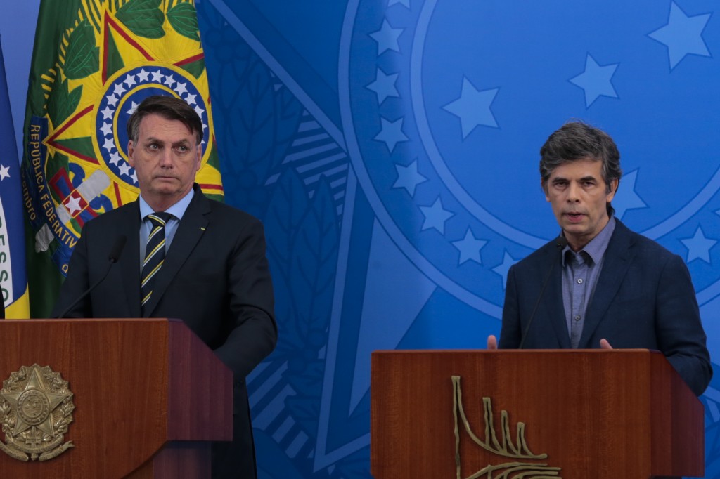 O presidente Jair Bolsonaro e o novo ministro da Saúde, Nelson Teich, durante pronunciamento no Palácio do Planalto