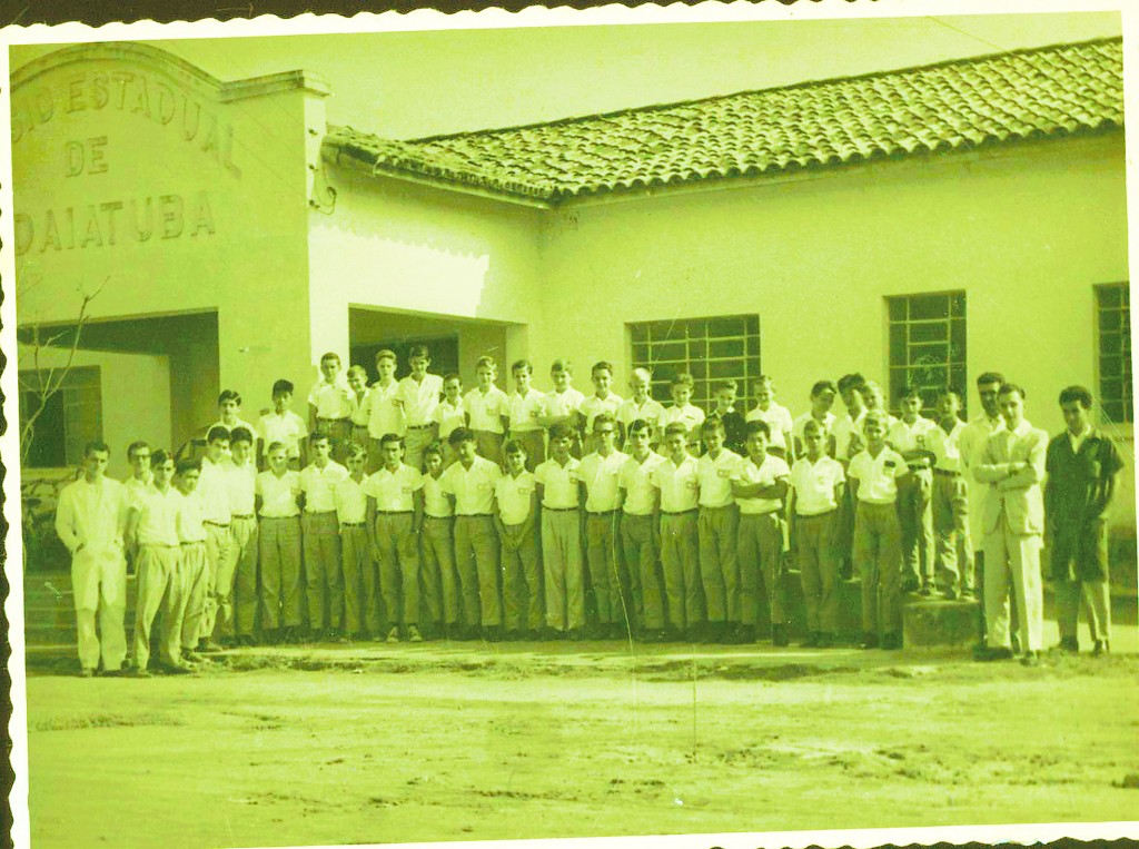 Foto Antiga da Turma da 1ª Série D do Ensino Médio de 1964 