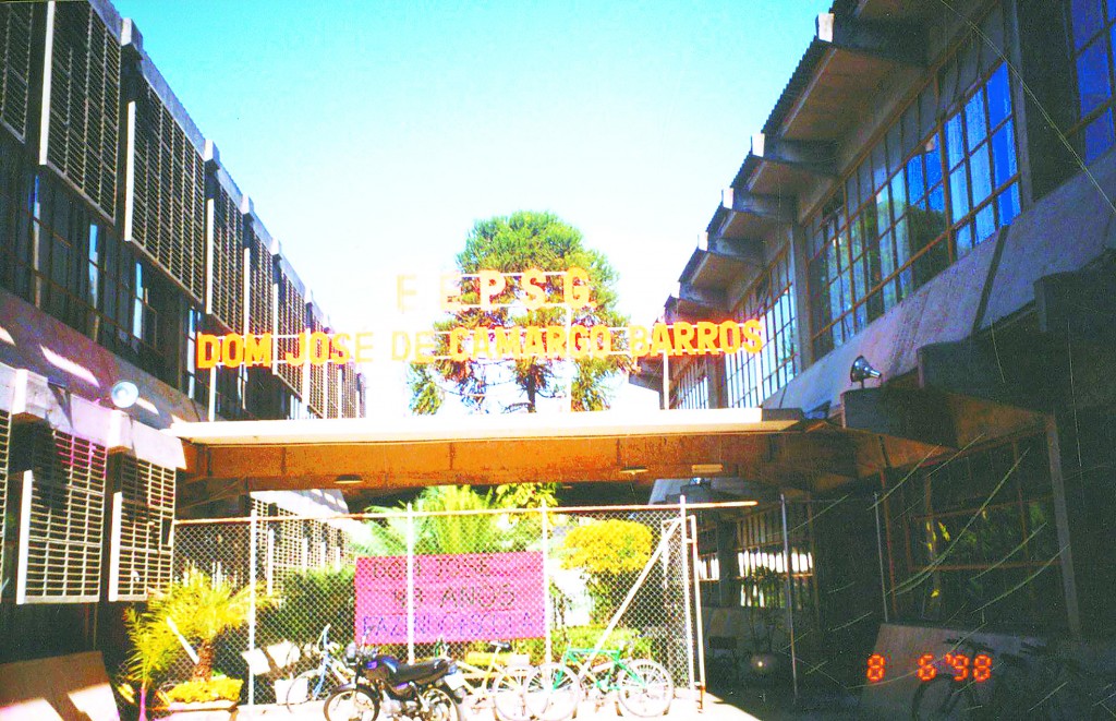 Foto Antiga da Entrada principal da Escola Estadual ‘Dom José de Camargo Barros’ de 1998