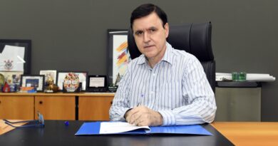 Dr. Luiz Carlos Chiaparine assume prefeitura da cidade durante licença do Prefeito Dr. Luiz Carlos Chiaparine assume prefeitura da cidade durante licença do Prefeito