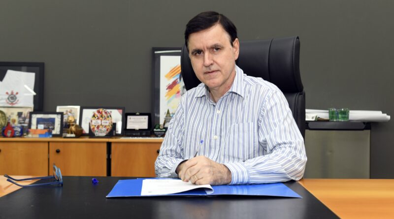 Dr. Luiz Carlos Chiaparine assume prefeitura da cidade durante licença do Prefeito Dr. Luiz Carlos Chiaparine assume prefeitura da cidade durante licença do Prefeito