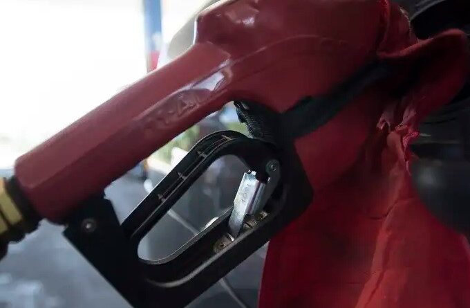 Governo zera imposto e subsidia diesel para conter alta do petróleo Governo zera imposto e subsidia diesel para conter alta do petróleo